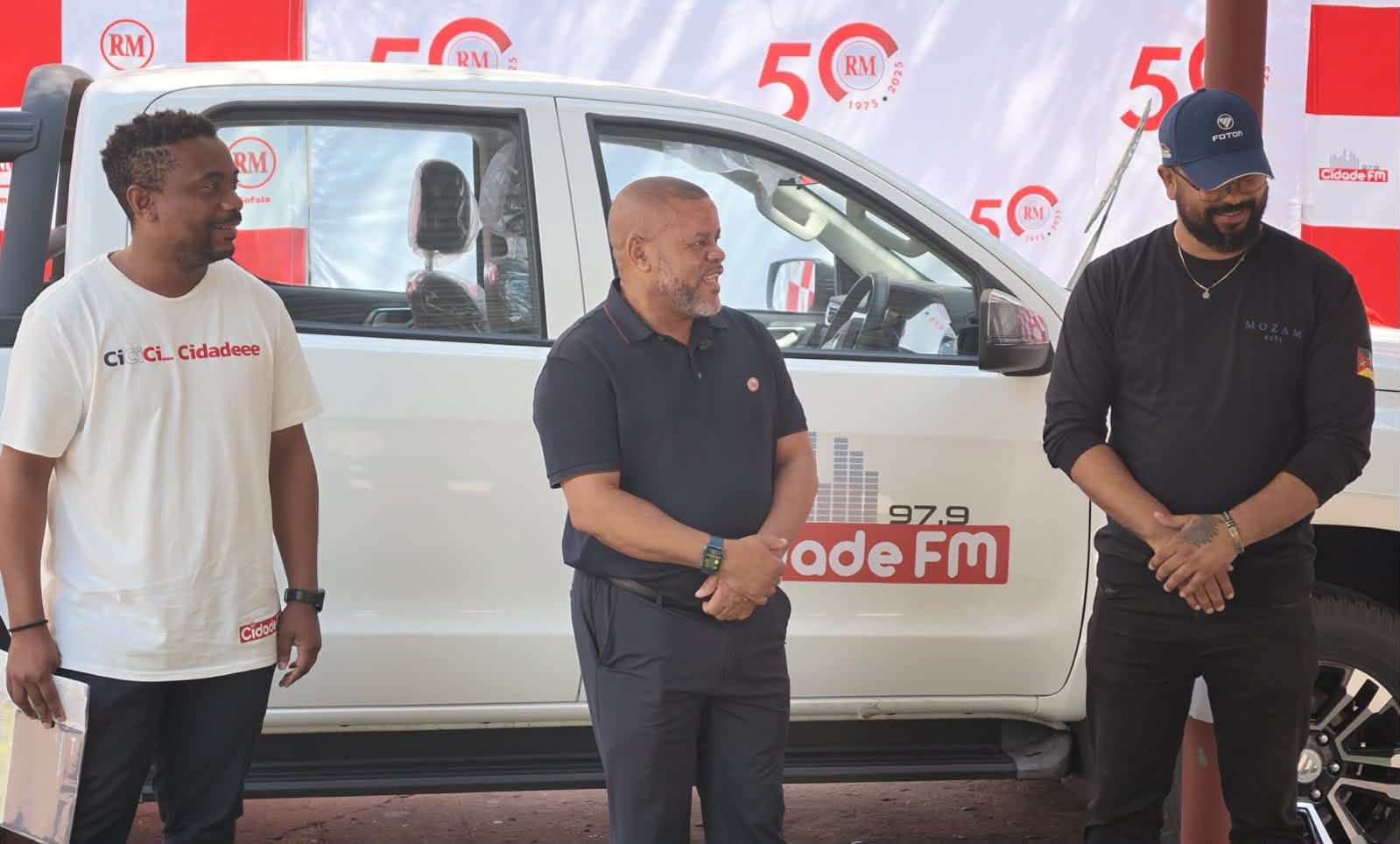 Representantes da Rádio Moçambique, da Rádio Cidade e da Mozam Auto junto à viatura entregue