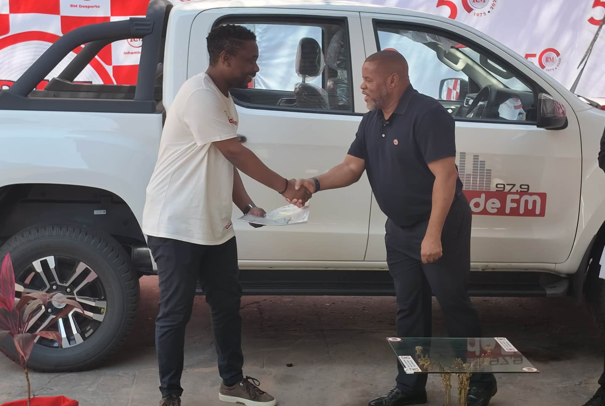 Aperto de mão durante a entrega da viatura à Rádio Cidade