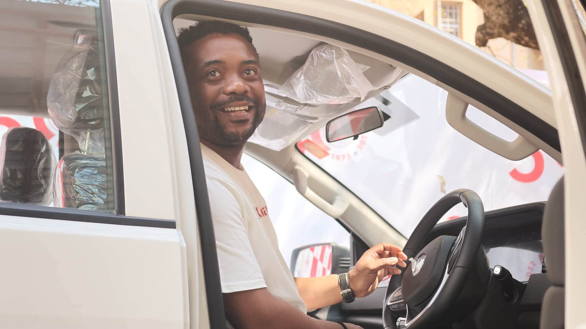 Colaborador da Rádio Cidade ao volante da nova viatura
