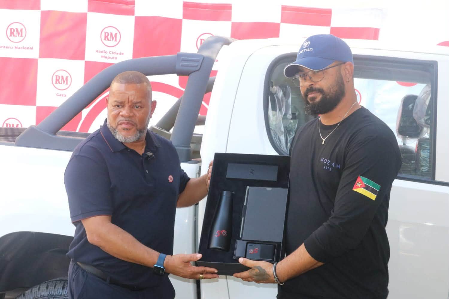 Troca de lembranças entre a Rádio Moçambique e a Mozam Auto
