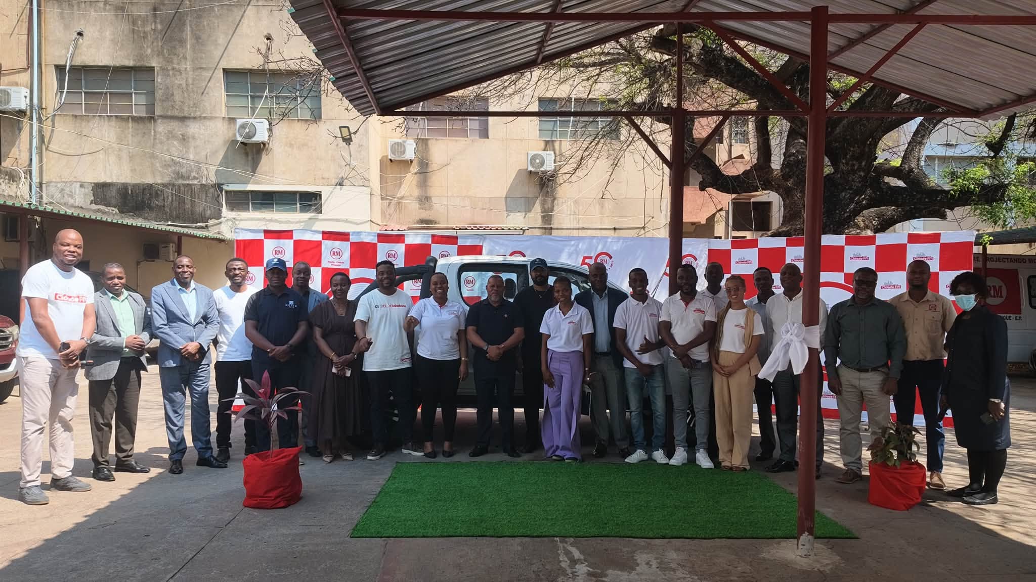 Foto de família da cerimónia de entrega nas instalações da Rádio Moçambique