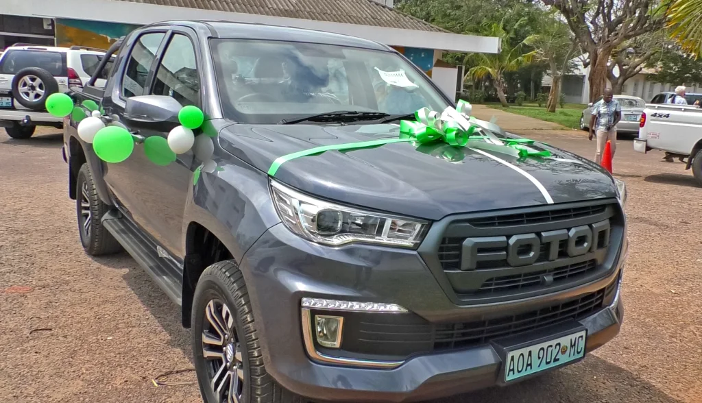 Foton Tunland 4×4 cinzenta decorada com laços e balões verdes para a cerimónia de entrega