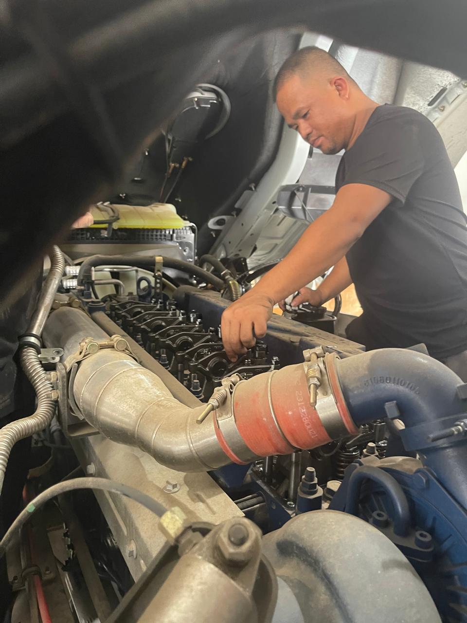 Técnico Mozam Auto a trabalhar no motor de um camião