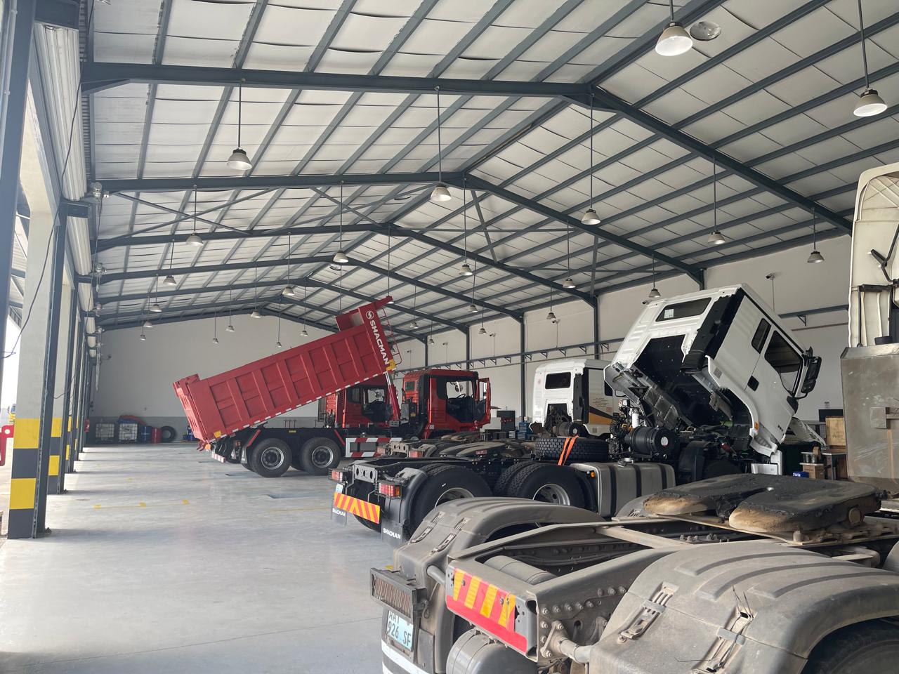 Camiões Shacman em manutenção na oficina Mozam Auto
