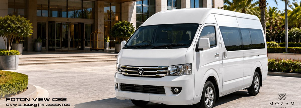 Foton View CS2 14 lugares estacionada à entrada de um hotel, pronta para receber hóspedes com conforto