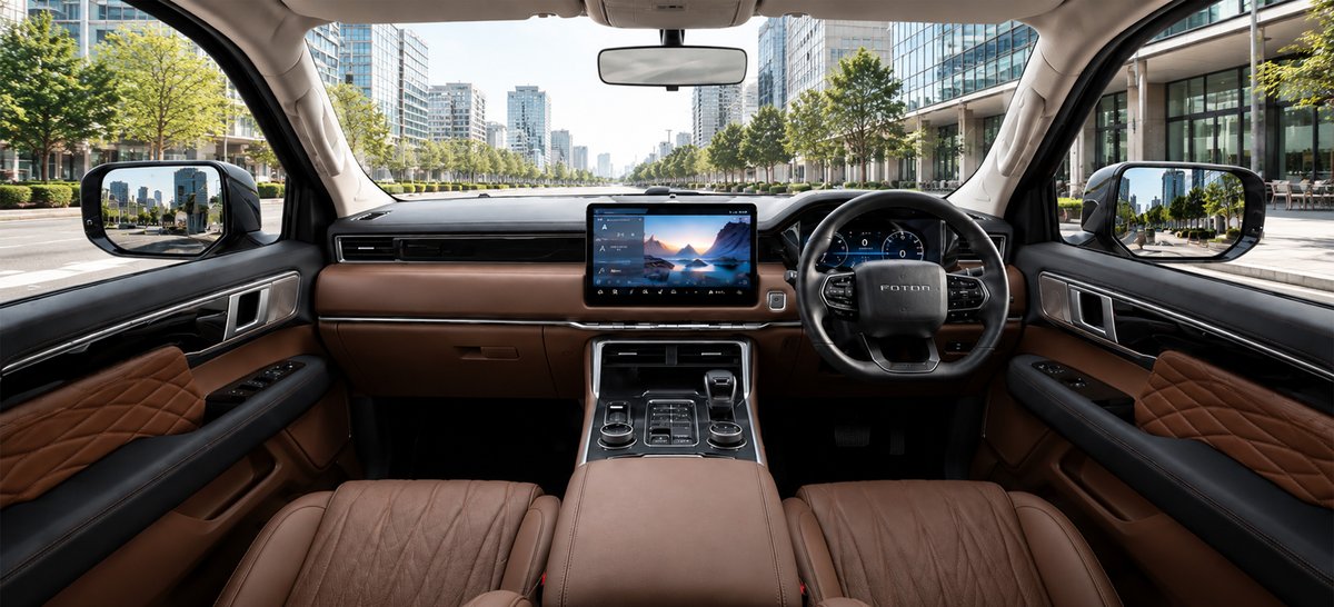 Interior da Tunland V7 com bancos em pele e ecrã multimédia flutuante